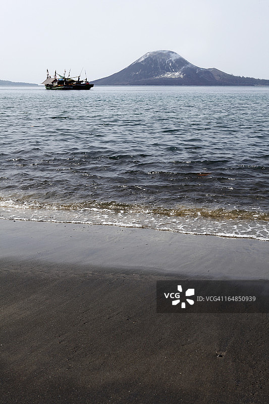 印度尼西亚喀拉喀托火山船只水边景色图片素材