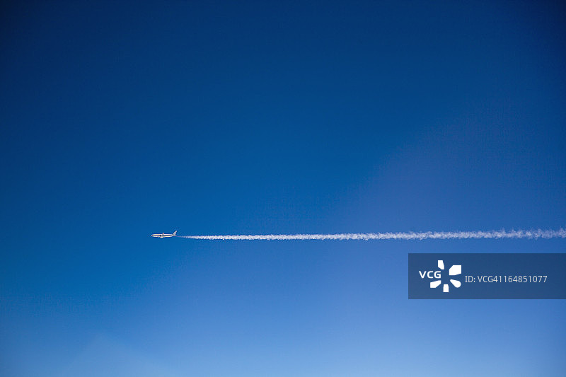 天空中的飞机和尾迹图片素材