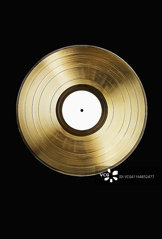 黑色背景上的金唱片。图片素材
