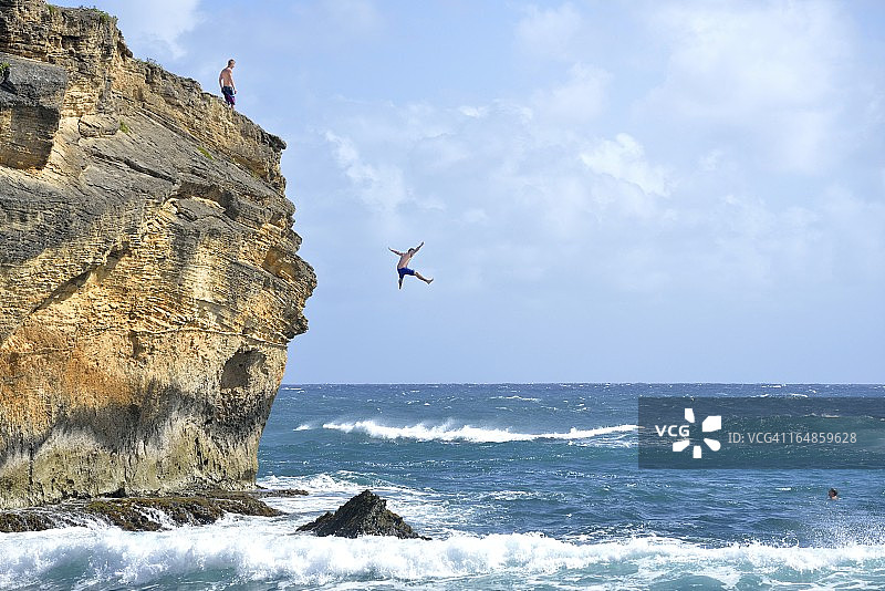 美国夏威夷可爱岛悬崖跳水图片素材