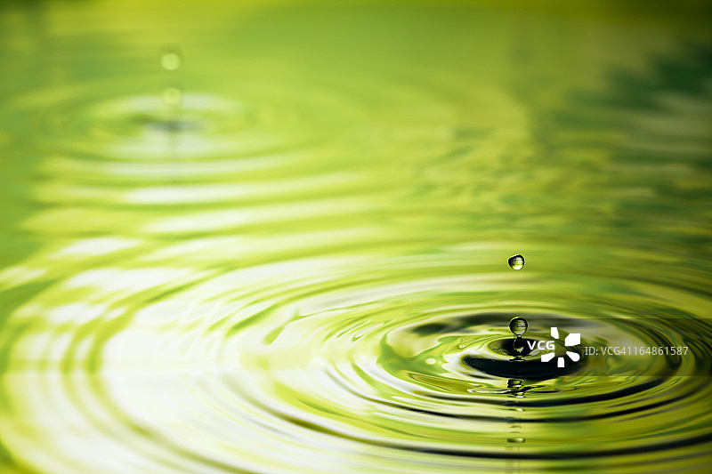 落入绿色水中的自然波纹图片素材