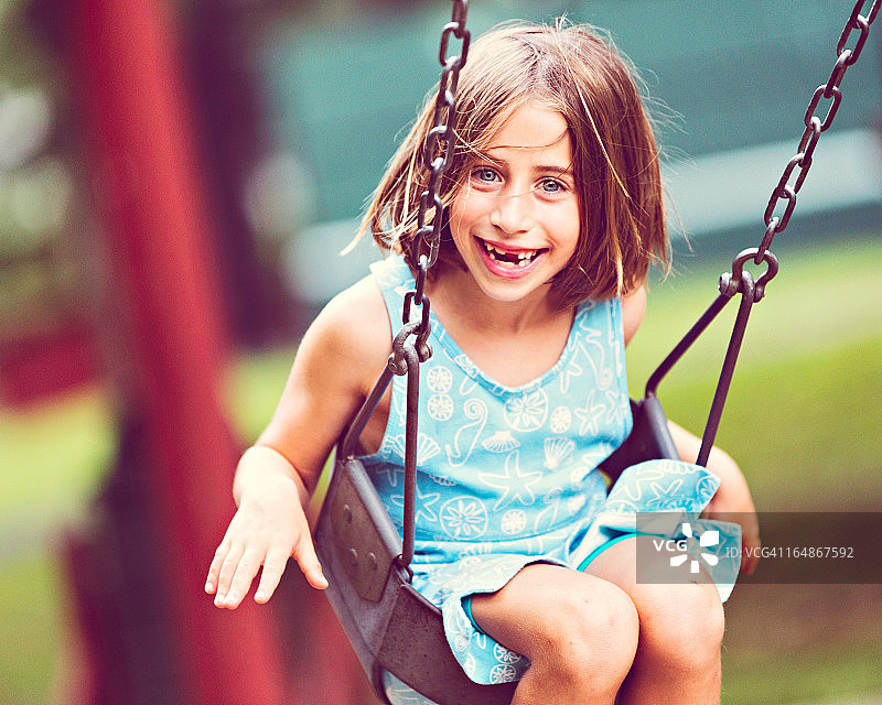 可爱的女孩荡秋千图片素材