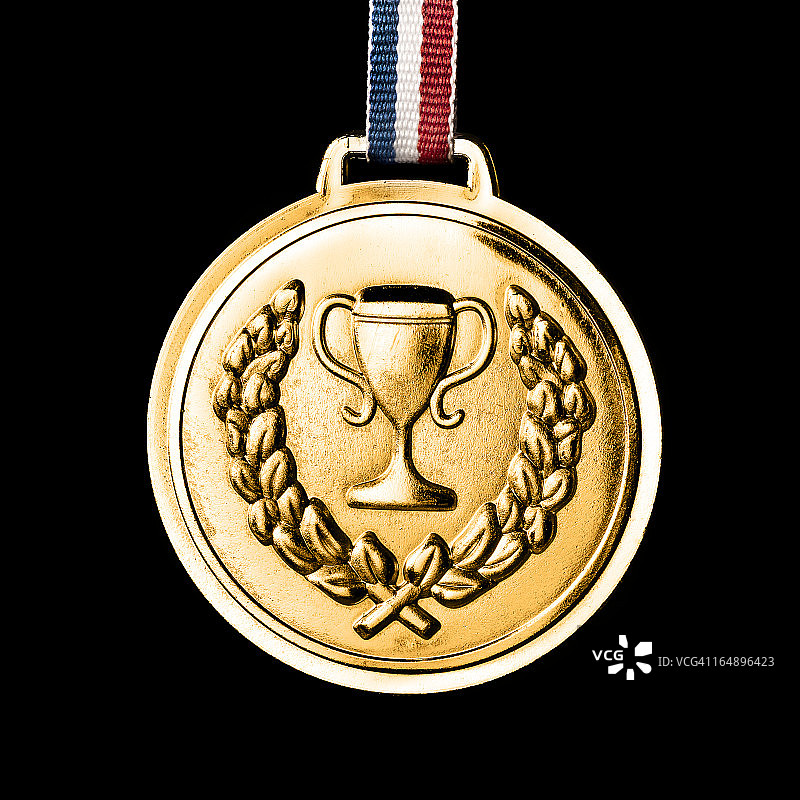 黑色背景上的金色奖牌图片素材