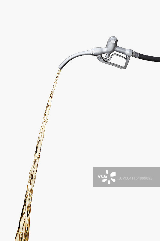 从喷嘴倒出的汽油图片素材