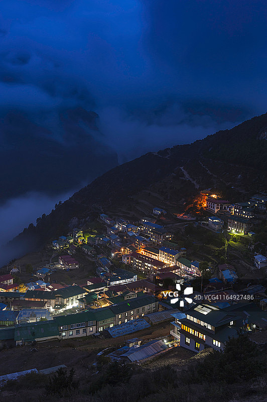 尼泊尔南崎巴扎夜景中的喜马拉雅山脉灯光图片素材