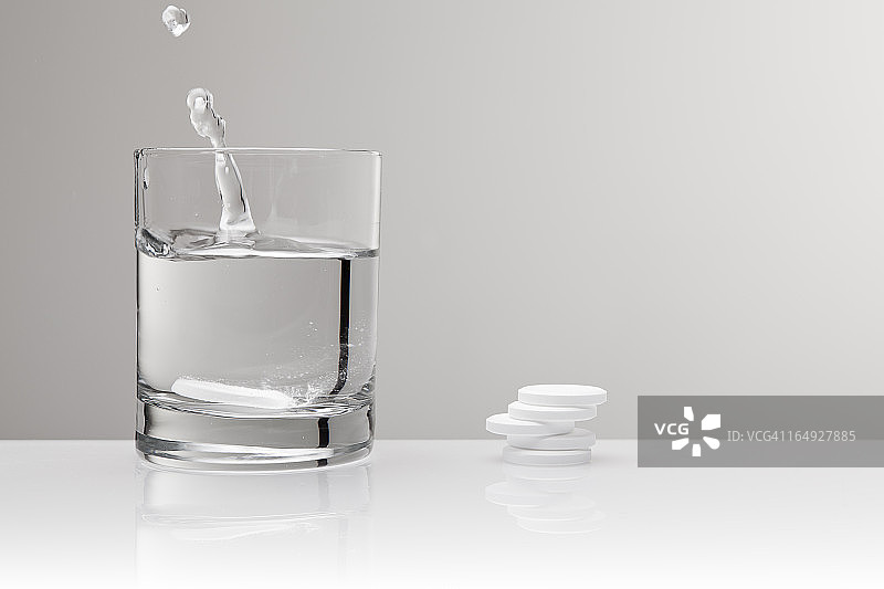 阿司匹林对乙酰氨基酚药片溅入水中图片素材