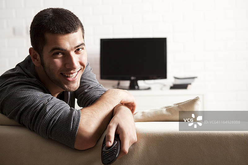 男子在家观看宽屏电视图片素材