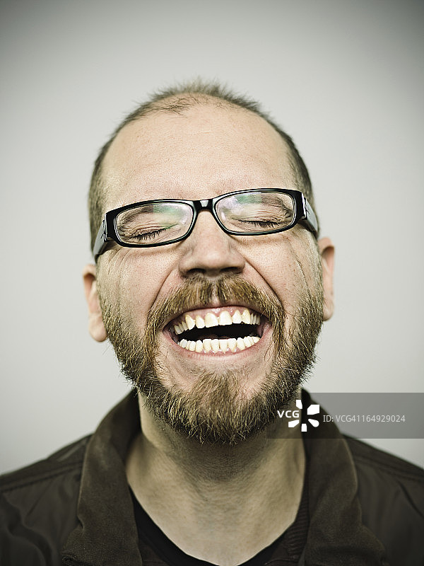 男人在灰色背景前开怀大笑图片素材