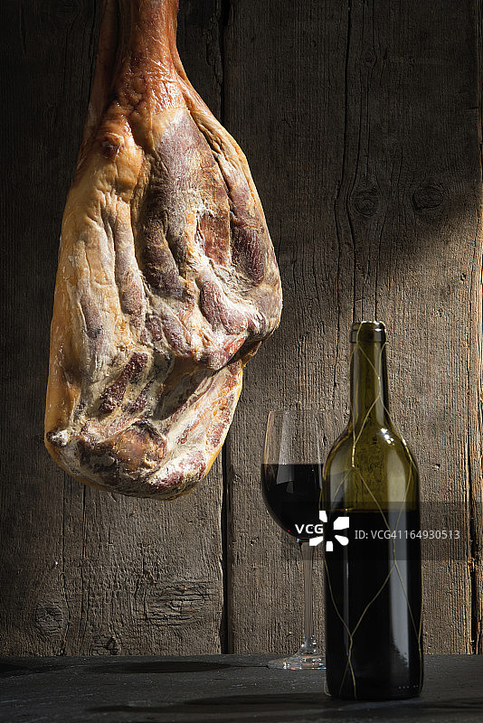 西班牙里奥哈红酒和伊比利亚火腿图片素材