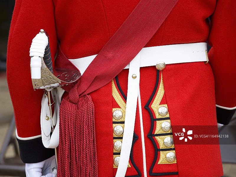 伦敦皇家阅兵式上的红色束腰外衣图片素材
