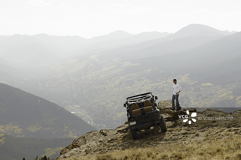 男人驾驶四驱车在山谷中行驶图片素材