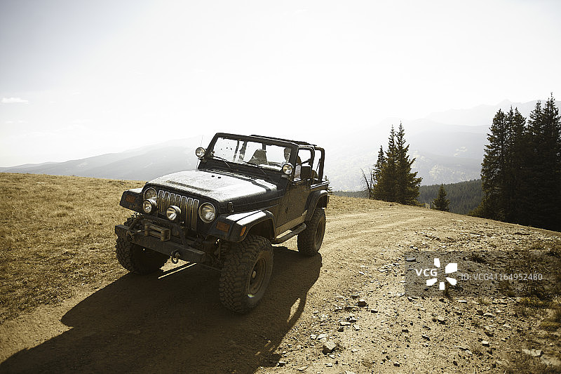 山顶上的四轮驱动车图片素材