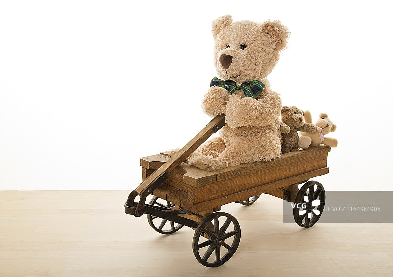 玩具车上的泰迪熊图片素材