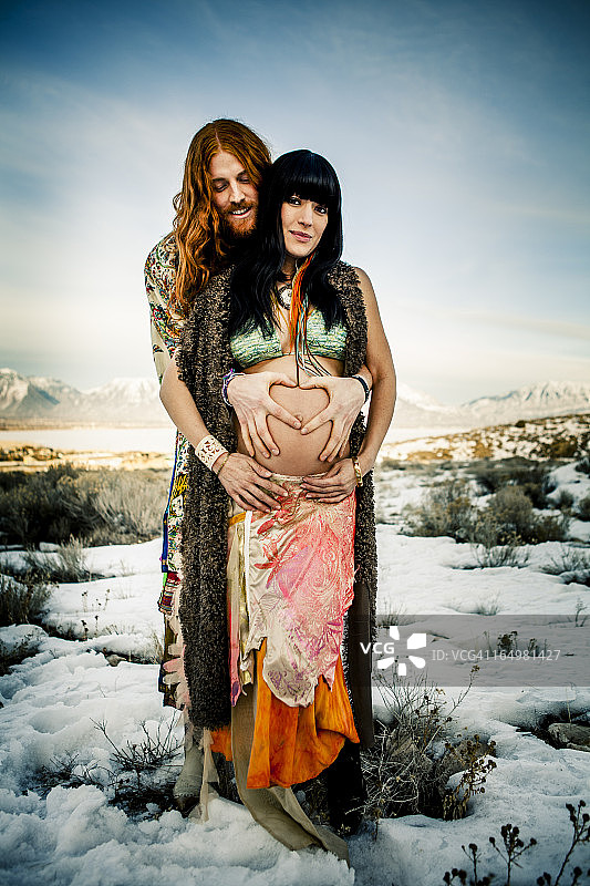 不同肤色的孕妇夫妇图片素材