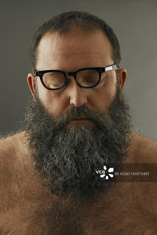 歪戴眼镜的络腮胡男子图片素材