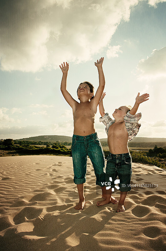 暴风雨前图片素材
