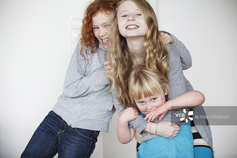 拥抱的朋友们图片素材