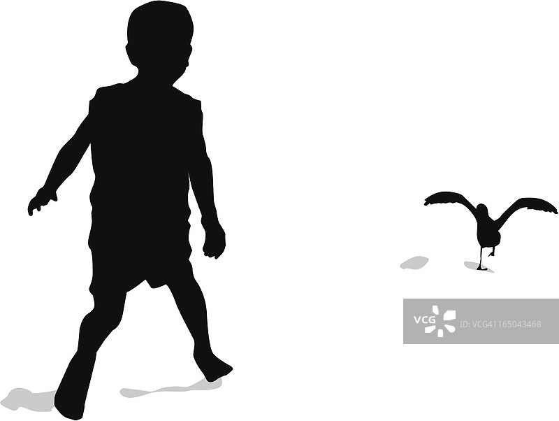 在沙滩上追逐海鸥图片素材