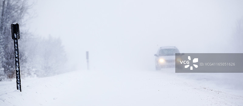 降雪中的冬季道路图片素材