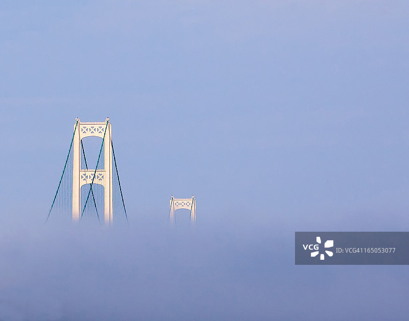 雾锁麦基诺桥图片素材