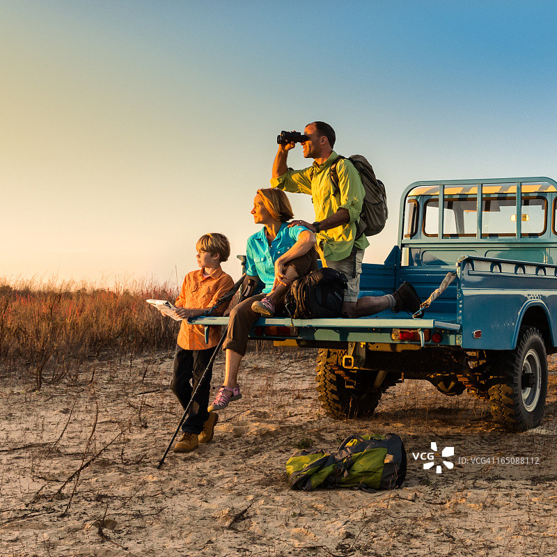 日落时在车上的背包家庭图片素材
