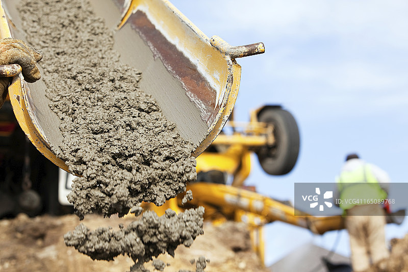 引导水泥搅拌车的建筑工人图片素材