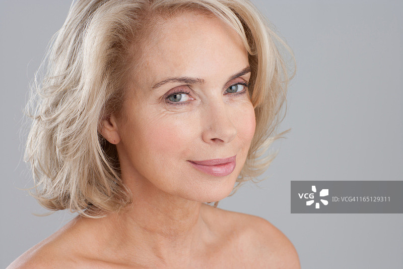 微笑的赤膊女人肖像图片素材