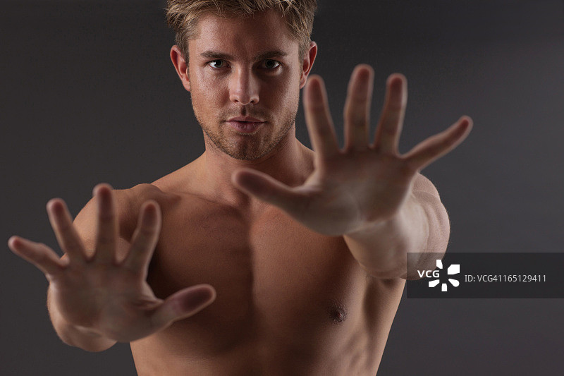 伸出双臂的健壮男子肖像图片素材