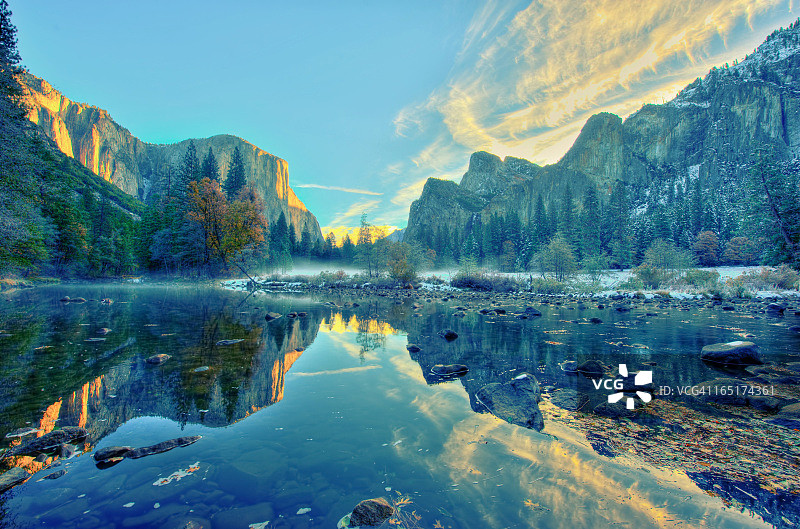 优胜美地国家公园酋长岩与三兄弟峰倒影图片素材