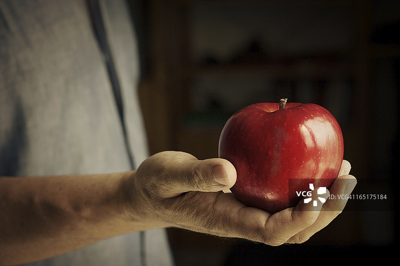 男人手持红苹果图片素材