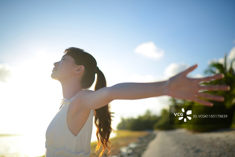 张开双臂图片素材