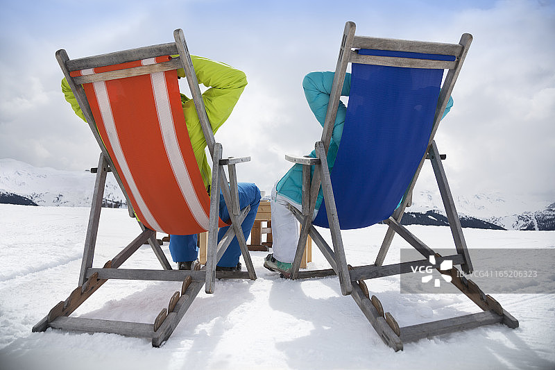 滑雪后情侣躺在躺椅上图片素材