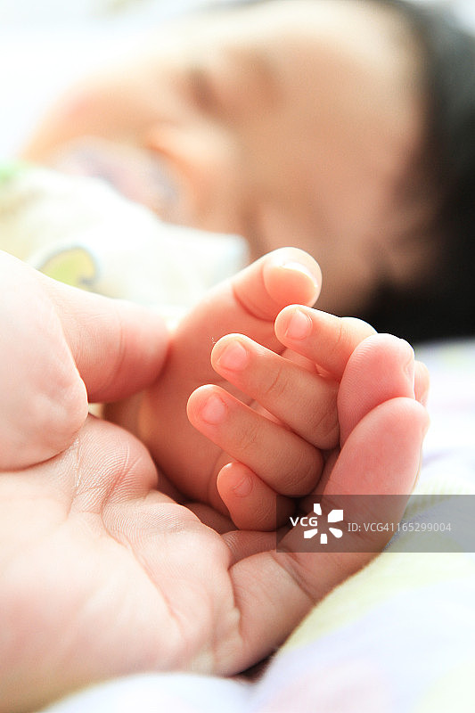 牵着宝宝的手图片素材