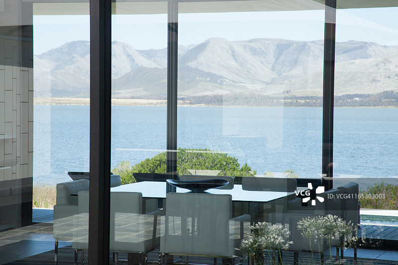 现代住宅窗外的湖景图片素材