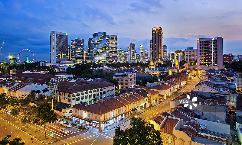 现代城市背景下的老房子图片素材