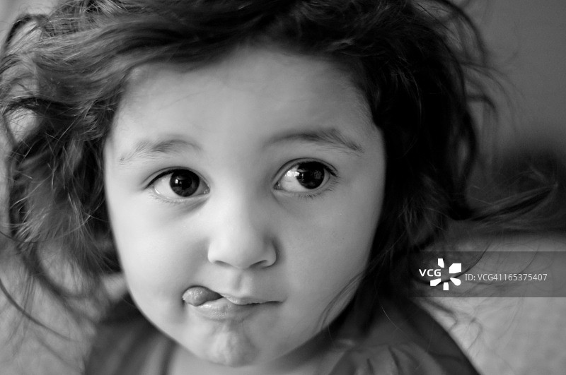 做鬼脸的小女孩图片素材