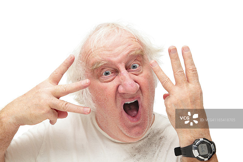 穿着脏T恤的年长未刮胡子男人举着随便的牌子图片素材