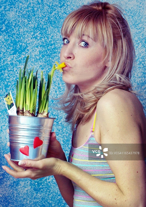 女孩和水仙花图片素材