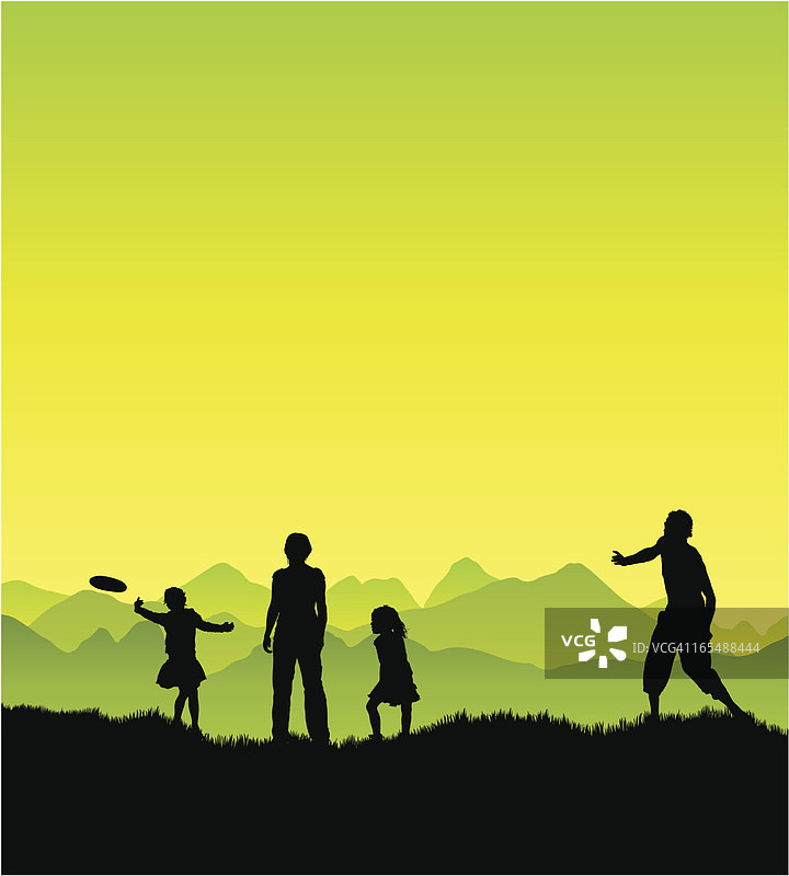 女孩们和家人一起玩飞盘图片素材