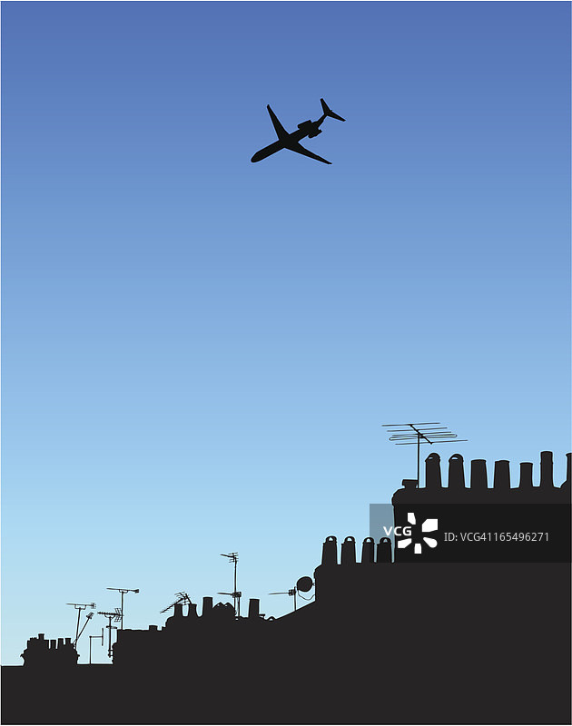 飞机飞过烟囱和电视天线图片素材