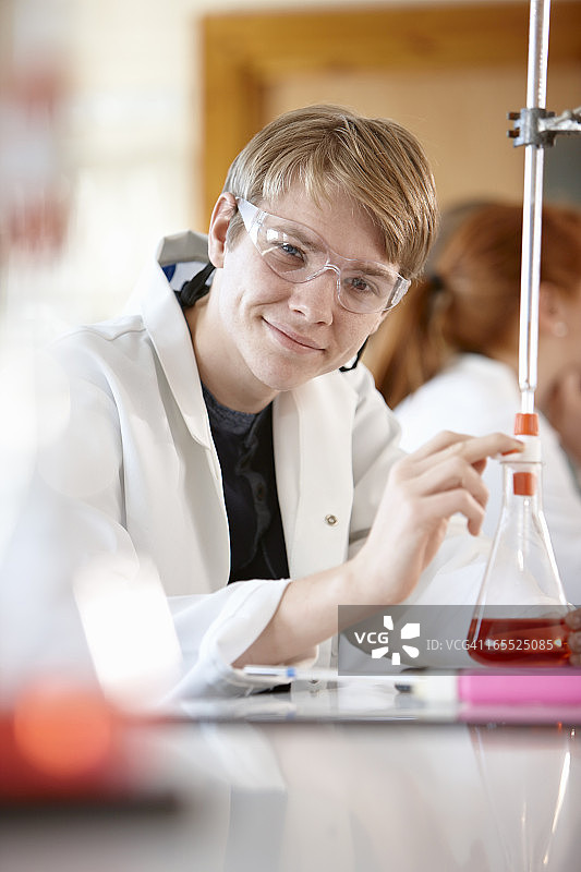 学生在化学实验室工作图片素材