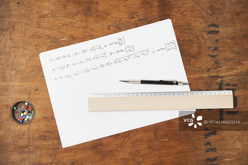 纸上的尺子和笔图片素材