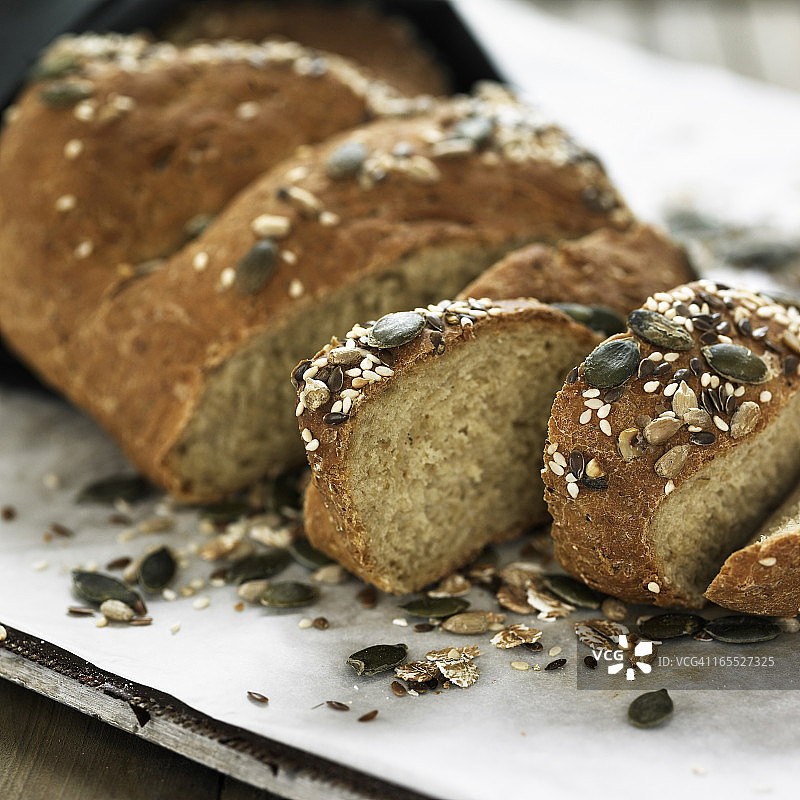 木板上的全麦面包切片图片素材