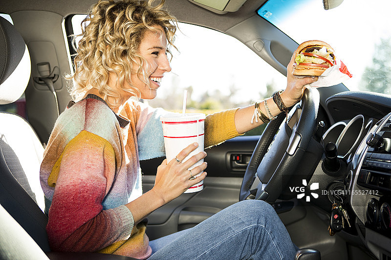 吃快餐汉堡开车图片素材