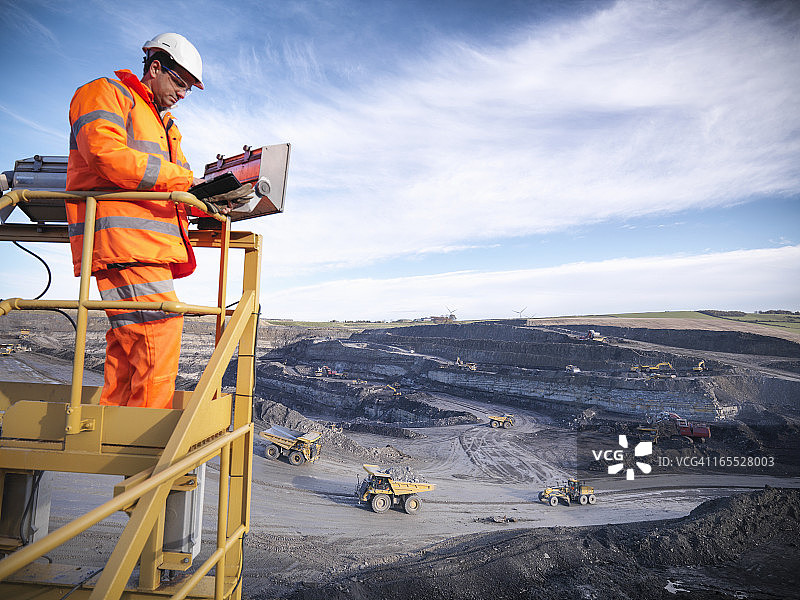 生态学家使用平板电脑勘测煤矿地表图片素材