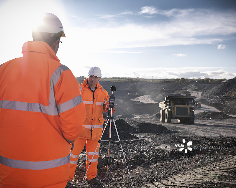 生态学家监测露天煤矿的声音图片素材