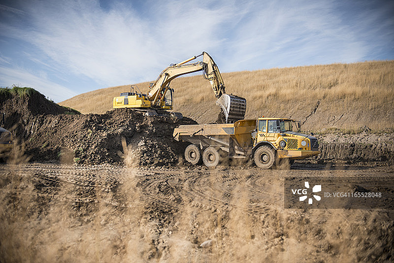 挖掘机在露天煤矿修复现场移动表层土图片素材