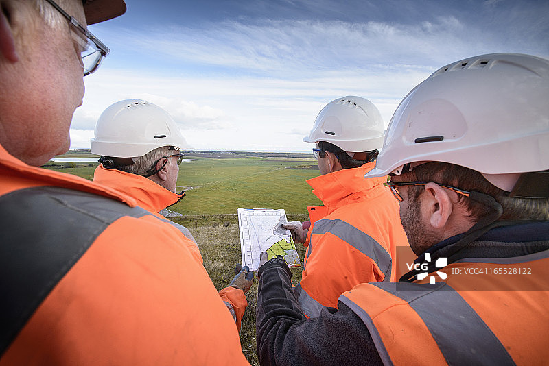 工人们查看煤矿修复土地的图纸图片素材