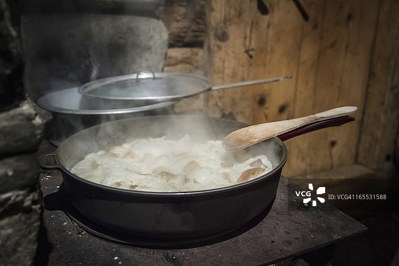 炉子上炖菜罐图片素材