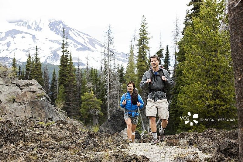 一对情侣在荒野中徒步旅行图片素材